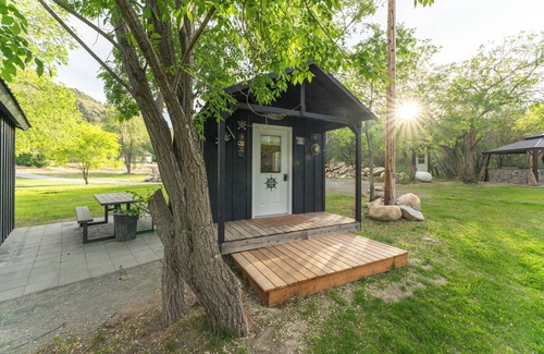 Orondo Cabin | Cozy King Cabin Retreat at Pirates Cove | River Access + Bathhouse