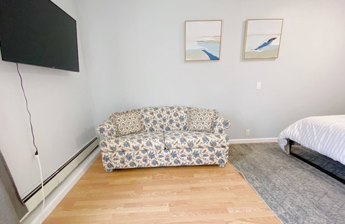 Coram Apartment | Cozy king suite with kitchen and dining area.