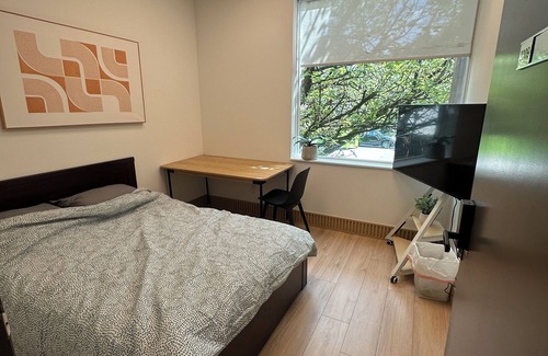 Fairview Apartment | Cozy Lab Studio. Central Location. High-end Mattress, 55inch TV, Free Coffee