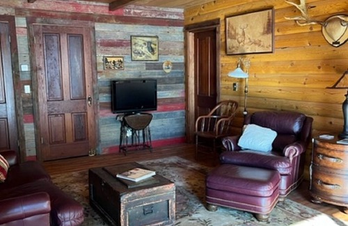 Buffalo Cabin | Cozy lake cabin with your own private dock. Secluded lot close to the city!