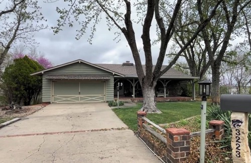 Manhattan Cottage | Cozy Lake Cottage just 5 minutes on paved roads with Wow Lake Views & Sunsets💜