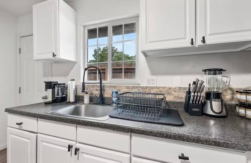 Clearlake House | Cozy Lake Escape 2-bedroom house with WiFi, AC in delightful Clearlake