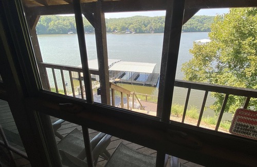 Stover Cabin | Cozy Lake-front Log Cabin in a large quiet cove w/Kayaks