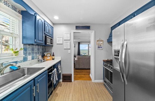 Vermilion House | Cozy lake house with spectacular views and private access to the lake