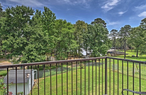 Benton House | Cozy Lakefront Benton Home ~ 20 Mi to Shreveport!