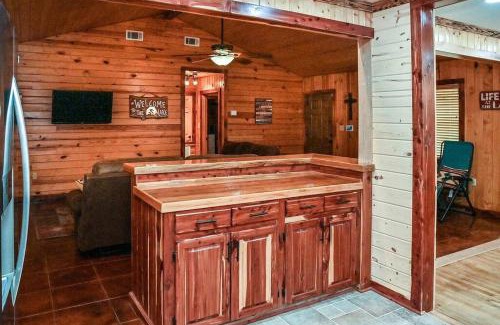 Negreet House | Cozy lakefront cabin with boat house and ramp on T