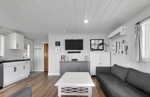 Rodney Cottage | Cozy lakefront cottage