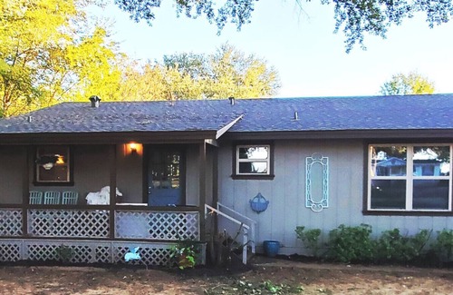 Smith County House | Cozy Lakefront Getaway at Lake Palestine