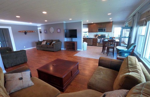 Colon House | Cozy Lakefront Getaway