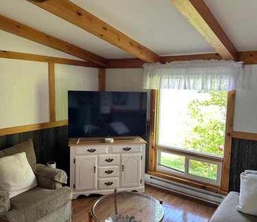 McKellar House | Cozy Lakeside Cottage with Beautiful Sunsets