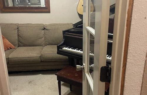 East MLK House | Cozy Library/Music Room