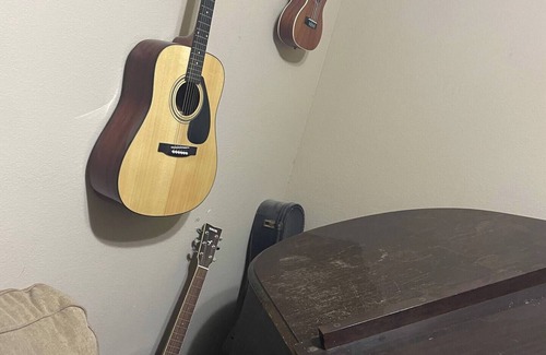 East MLK House | Cozy Library/Music Room