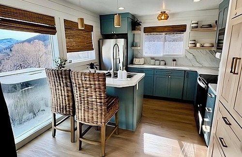 Midway Cabin | Cozy Little Cabin w/Hot Tubn