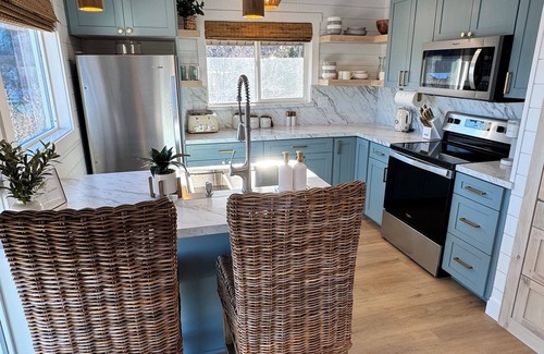 Midway Cabin | Cozy Little Cabin w/Hot Tubn