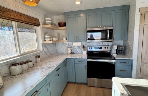 Midway Cabin | Cozy Little Cabin w/Hot Tubn