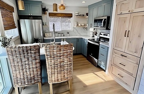 Midway Cabin | Cozy Little Cabin w/Hot Tubn