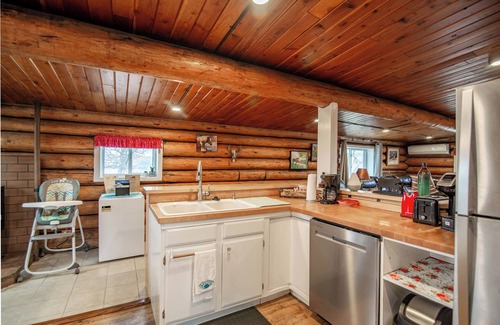 Beach Cabin | Cozy Lodge near Theodore Roosevelt National Park and Medora, ND Sleeps 6 to 8