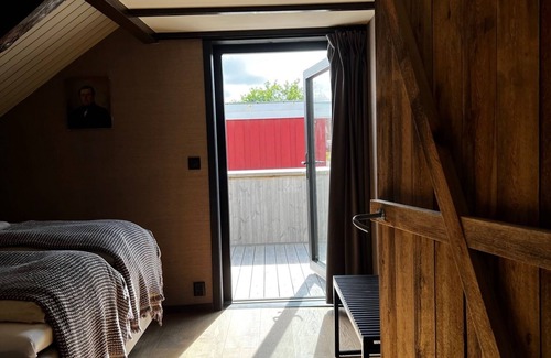 Kvenvær Condo | Cozy Loft Suite on the Oceanfront, close to Restaurant, Sauna and Boat Rental.