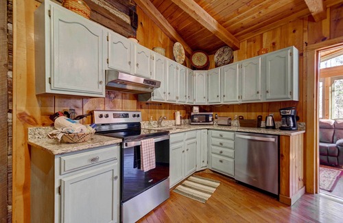 Townsend Cabin | Cozy Log Cabin: 6 Mi to Great Smoky Mtns NP!