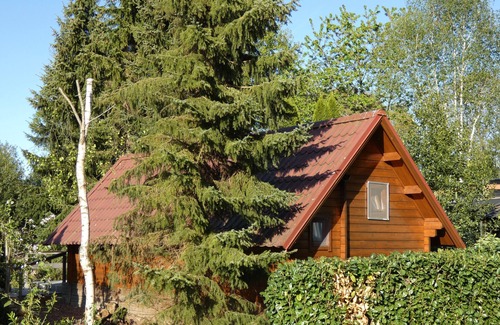 Marum Cabin | Cozy log cabin for rent against forest