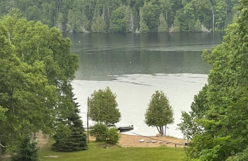 Hastings Highlands Cottage | Cozy log cabin on Baptiste Lake
