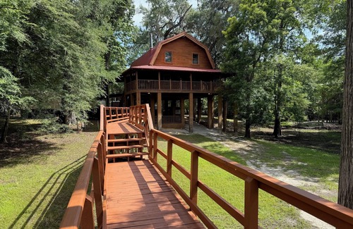 Branford Cabin | Cozy Log Cabin Retreat on the Santa Fe River – Nature, Kayaking & Relaxation!