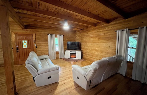 Branford Cabin | Cozy Log Cabin Retreat on the Santa Fe River – Nature, Kayaking & Relaxation!