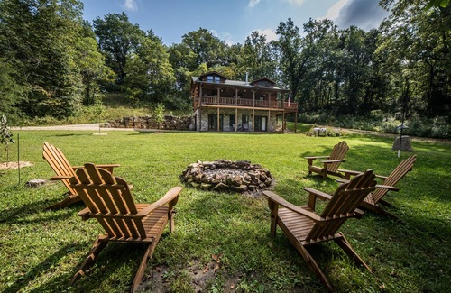 Ferryville Cabin | Cozy Log Cabin w/Hot Tub - King Bed - Private Acreage - Mississippi Getaway
