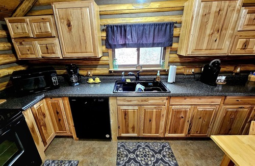 Markleysburg Cabin | Cozy log cabin with hot tub in Markleysburg!