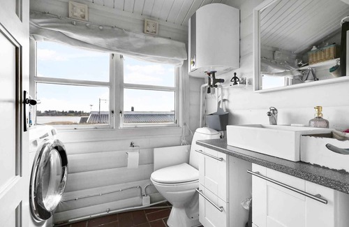 Kirke Saaby House | Cozy log cabin with a view of the water