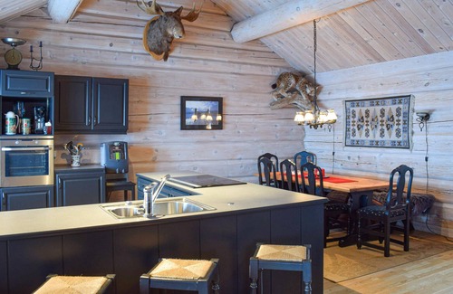 Tyinkrysset House | Cozy log cabin with sauna and mountain view.