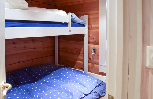 Tyinkrysset House | Cozy log cabin with sauna and mountain view.