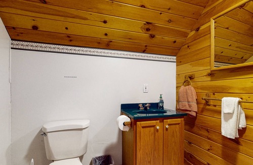 Greenville House | Cozy log cabin with lake view, grill, firepit, full kitchen & loft