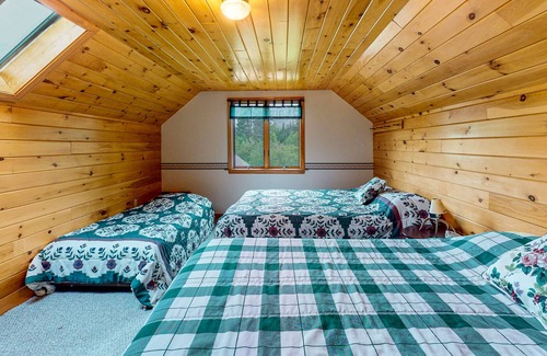 Greenville House | Cozy log cabin with lake view, grill, firepit, full kitchen & loft