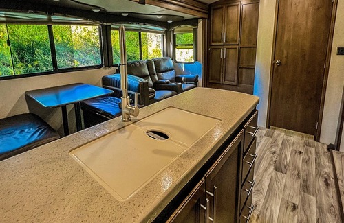 Mountain Rest House | Cozy Luxe RV: Your Foothills Haven on the Mountain