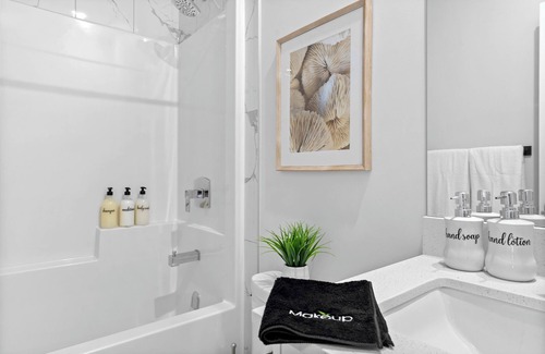 Northwest Edmonton House | Cozy| Luxury|AC| Near West Edmonton Mall |King Bed