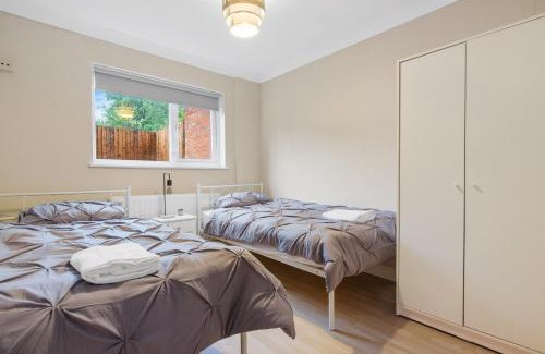 Epsom Apartment | Cozy Maisonette in Langley Vale