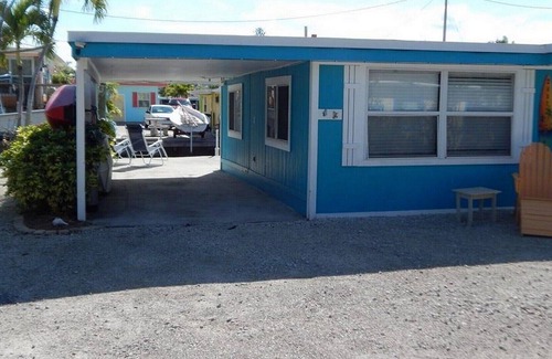 Matlacha Cottage | Cozy Matlacha Bungalow newly renovated is an easy stroll to shopping and dining.