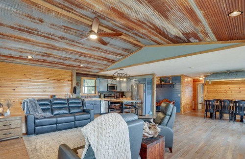 Arrow Point Cabin | Cozy Missouri Cabin w/ Furnished Deck & Lake Views