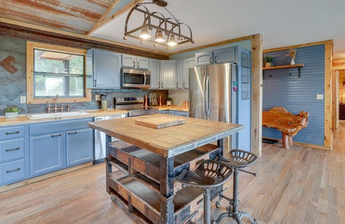 Arrow Point Cabin | Cozy Missouri Cabin w/ Furnished Deck & Lake Views