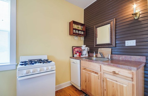 Berger Apartment | Cozy Missouri Retreat w/Pool, Pond & Fire Pit!