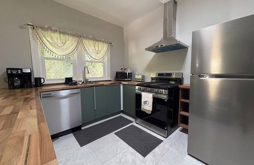 Westwood House | Cozy Modern 2 Bedroom House Near Downtown Cincinnati in Historic Westwood
