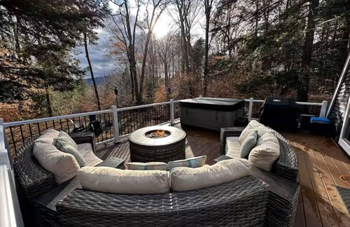 Tamworth Ski Chalet | Cozy & Modern A-Frame in the woods w/HOT TUB