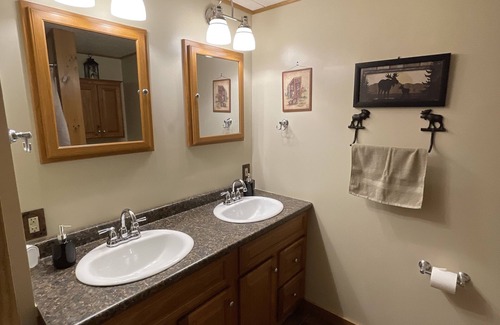 Dryden Apartment | Cozy, Modern, Apartment