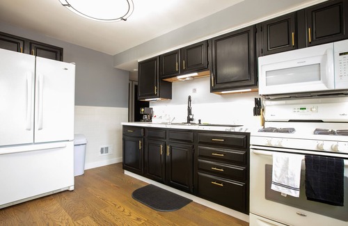 Mount Saint Joseph House | Cozy, Modern Escape; PlayStation 5 and King Suite