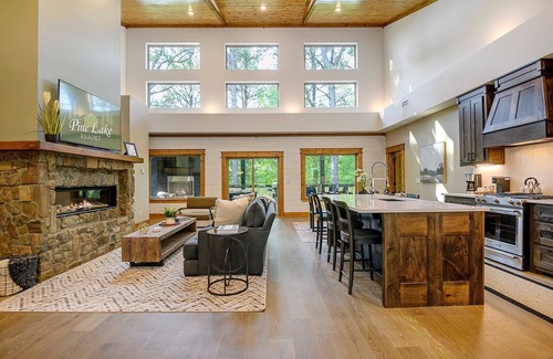 Broken Bow Cabin | Cozy, modern rustic cabin on the water, near all Pine Lake fun & top amenities!