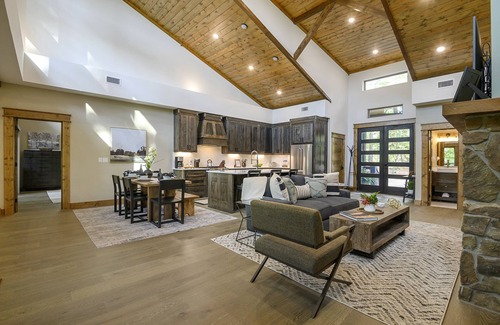 Broken Bow Cabin | Cozy, modern rustic cabin on the water, near all Pine Lake fun & top amenities!