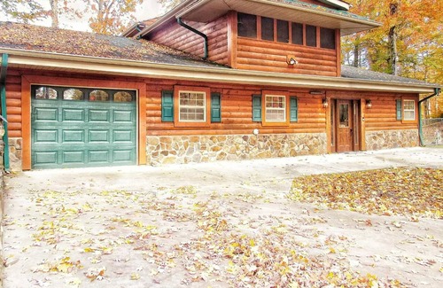 Dandridge Cabin | Cozy Mountain Cabin Game room Hot tub Fireplace