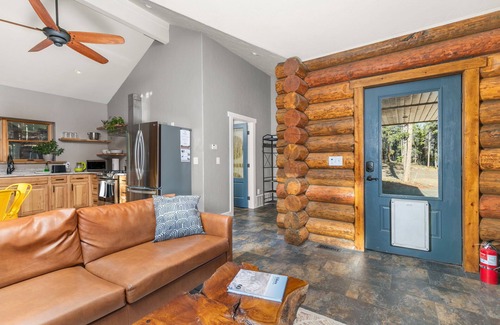 Black Hawk Cabin | Cozy mountain cabin 1 hour from Denver with direct access to National Forest