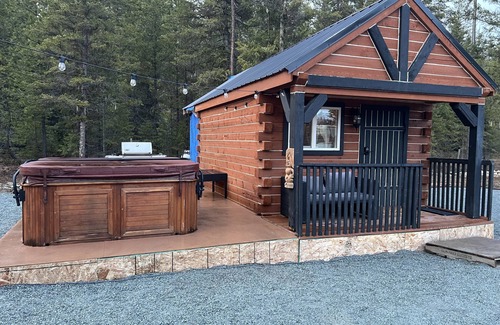 Fauquier Cabin | Cozy mountain cabin with private hot tub